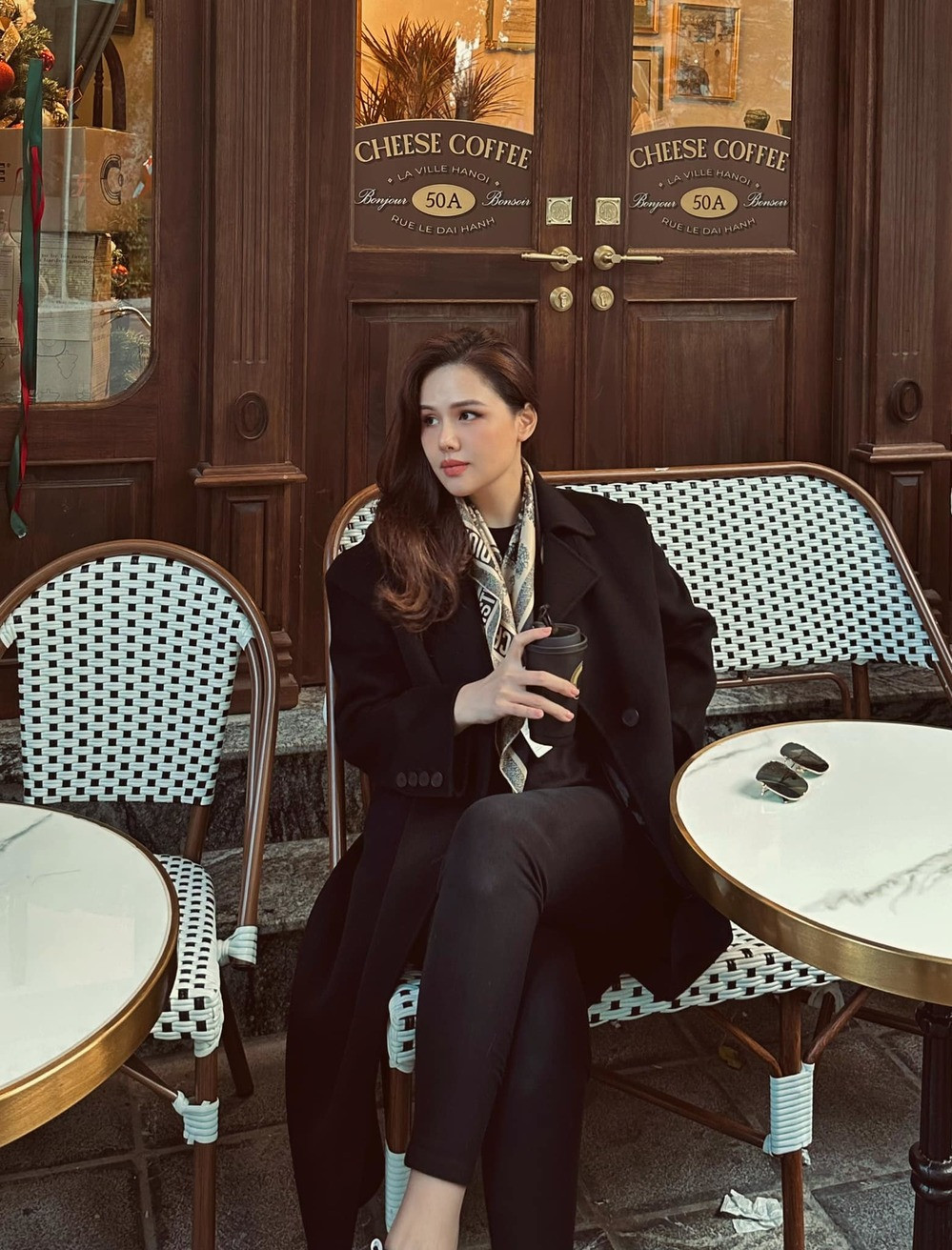 Trước đó, mỹ nhân gốc Hà thành từng chia sẻ với công chúng lý do cô chỉ mặc đồ đen sau sinh. "Bạn biết đấy tôi luôn mặc màu đen, nhưng không phải vì tâm hồn tôi đã quá rực rỡ. Mà chỉ bởi vì tôi quá béo mà thôi", người đẹp tâm sự.