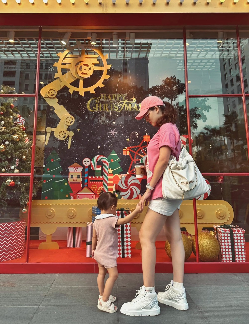 Dù thường xuyên than thở bản thân "hết đẹp rồi", song những màn lên đồ tuy kín đáo nhưng trendy của mẹ bỉm Phanh Lee vẫn khiến công chúng xuýt xoa.