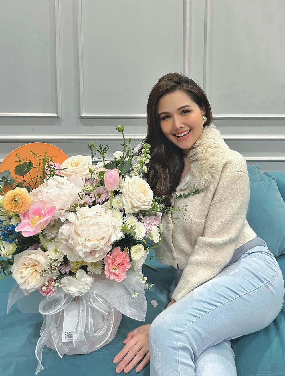 Sau khi hạ sinh con đầu lòng, Phanh Lee cũng lâm vào tình trạng tương tự. Do muốn nuôi con bằng sữa mẹ để đảm bảo dinh dưỡng, người đẹp không giảm cân nhanh.