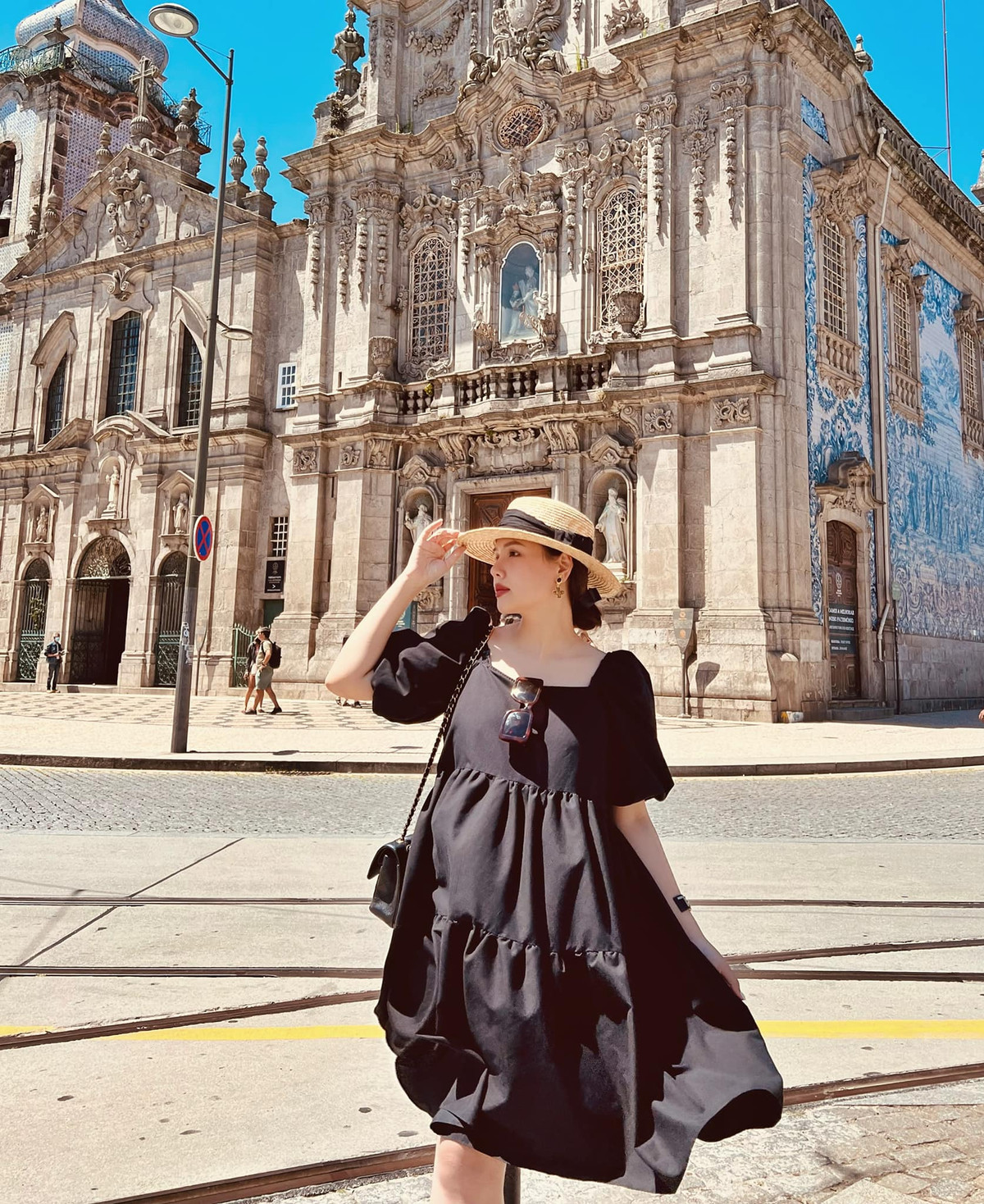 Trong thời gian bầu bì, người đẹp được đưa đi du lịch khắp trời Tây.