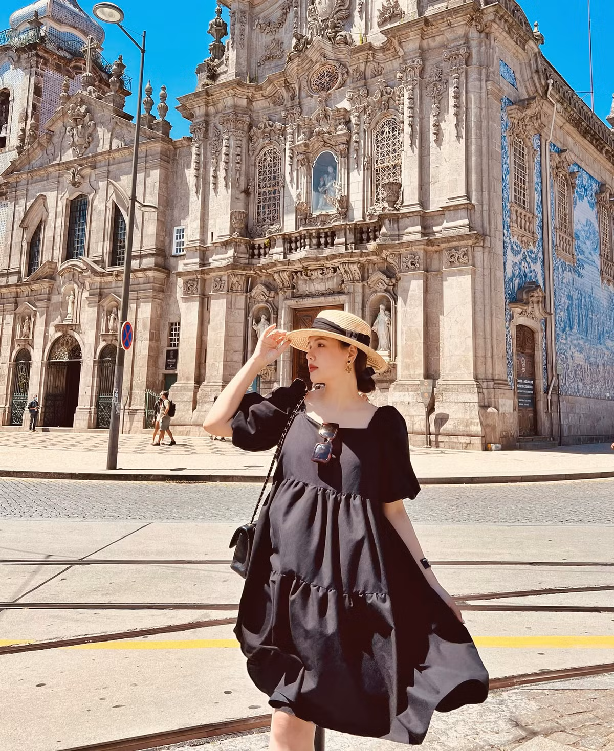 Trong thời gian bầu bì, người đẹp được đưa đi du lịch khắp trời Tây.