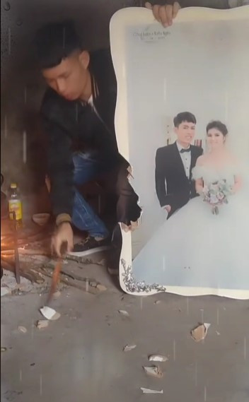Mới đây, đoạn clip ghi lại hình ảnh một anh chàng đẽo ảnh cưới làm củi đun thu hút đông đảo sự quan tâm. Đáng chú ý, nam thanh niên vừa hành động vừa nói: "Em cứ vội vàng rời xa anh".