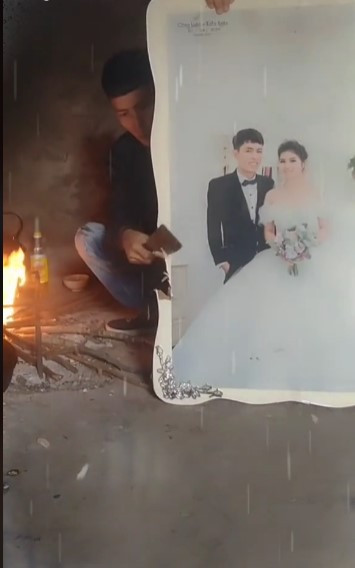 Được biết, nam thanh niên trong clip có nickname C.L. Do hết duyên nên anh và vợ chọn cách tự giải thoát cho đối phương, còn việc anh đốt ảnh cưới là vì quá buồn bực.