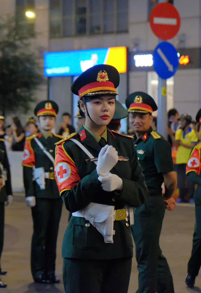 Từ những buổi luyện tập lễ diễu binh kỷ niệm 50 năm ngày giải phóng miền Nam hình ảnh những "bông hồng thép" kiêu hãnh và mạnh mẽ đã dần lộ diện, khiến bao trái tim không khỏi xao xuyến. Trong đó, một cô gái đứng trong hàng ngũ nữ chiến sĩ Quân y - Ngô Lâm Phương đã khiến dân mạng xốn xang.