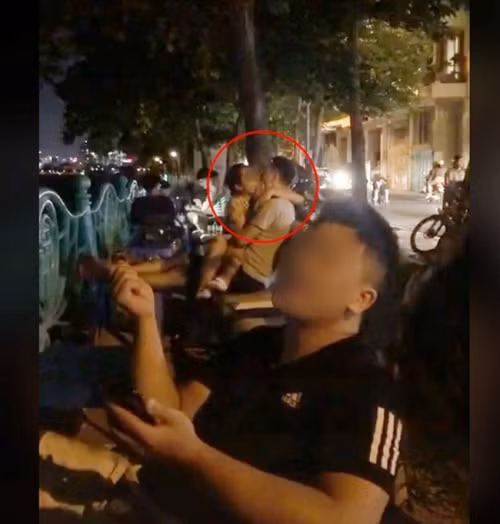 Một số chuyên gia pháp lý cáo buộc rằng người quay phim cặp đôi trên thực tế có thể vi phạm luật riêng tư.