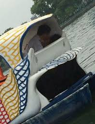 Trước đó trên MXH, không ít lần các netizen đã phải bày tỏ sức bức xúc khi những cặp đôi ngang nhiên diễn cảnh nóng nơi công cộng.