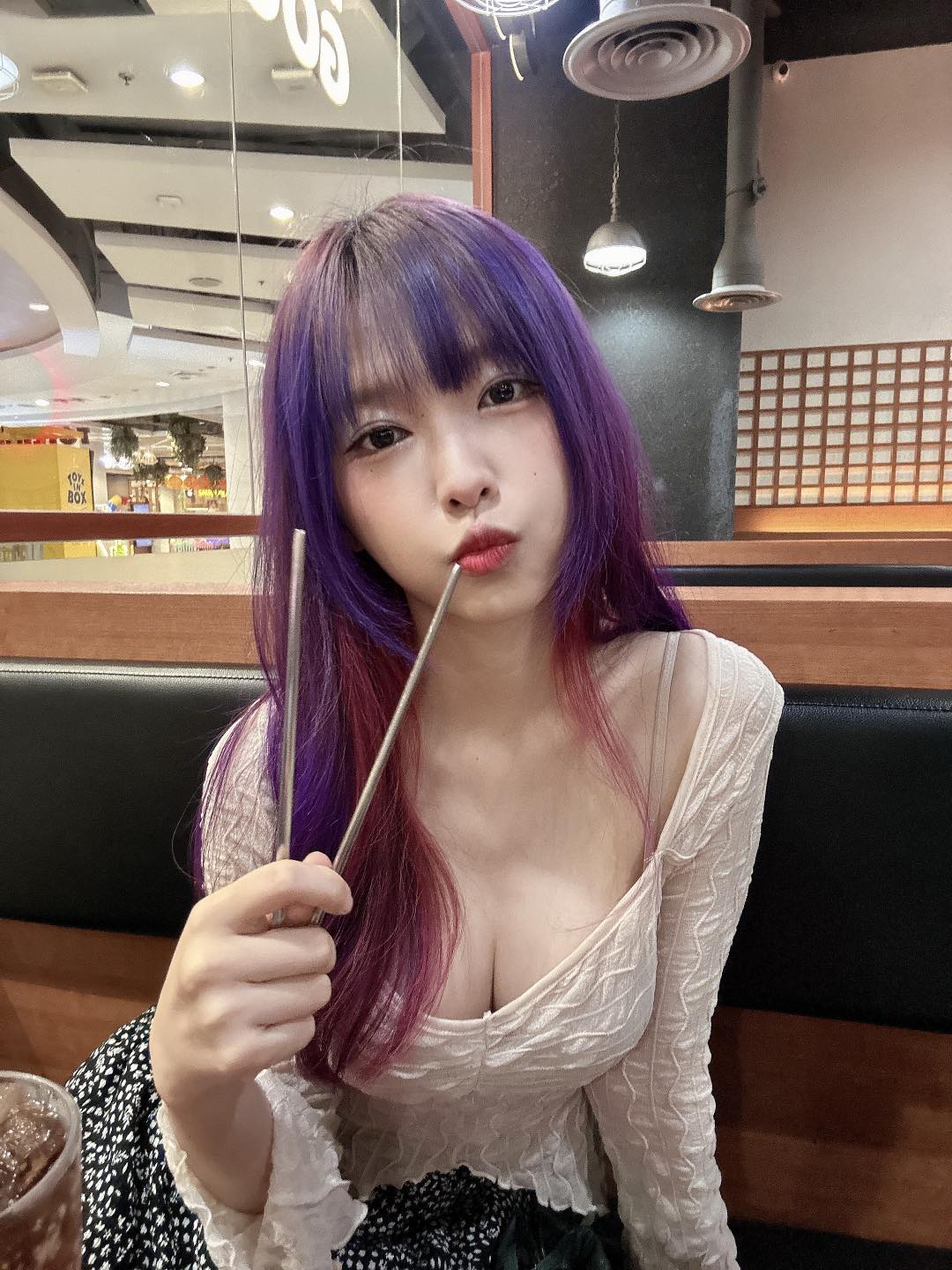 Mới đây, Kimmyyoy bất ngờ gây sốc, khi thực hiện một bài dance cover “cà hẩy” cực mạnh. Trong bộ đồ cosplay nữ tu, cô nàng không ngần ngại “vào thế” gợi cảm, đánh hông liên tục khiến người xem nào cũng phải “đỏ mặt”.