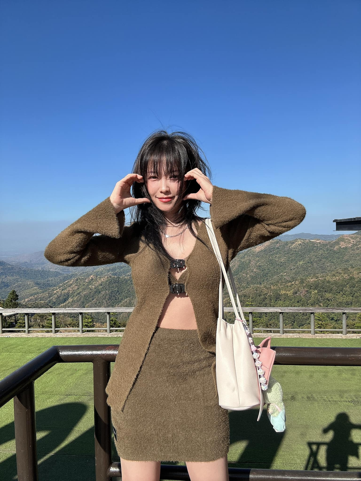 Tò mò tìm hiểu trang cá nhân của Kimmyyoy, nhiều game thủ bất ngờ bị “dính bùa”, không thoát ra được bởi lỡ chìm đắm trong sự tích cực mà cô nàng mang lại.