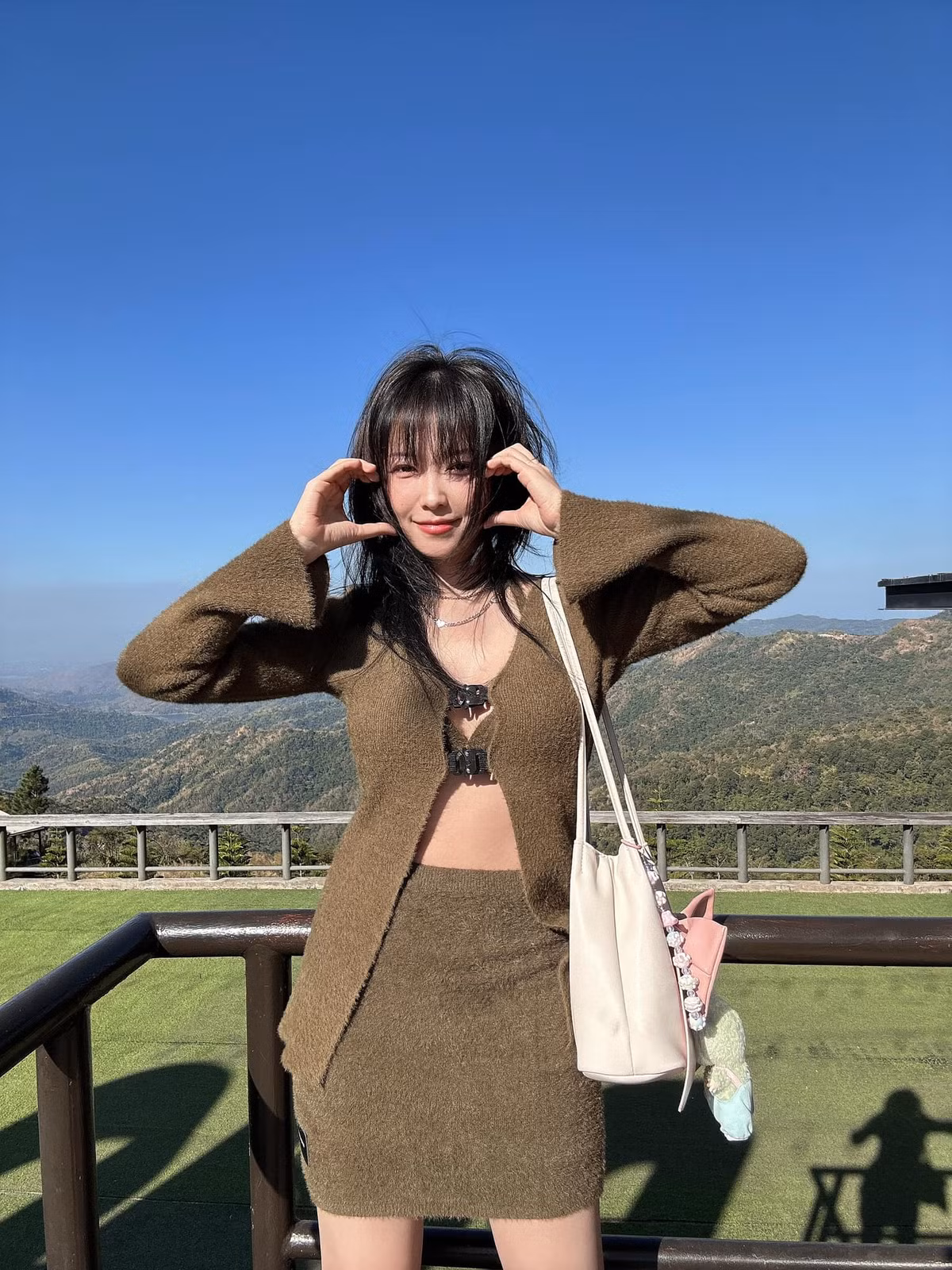 Tò mò tìm hiểu trang cá nhân của Kimmyyoy, nhiều game thủ bất ngờ bị “dính bùa”, không thoát ra được bởi lỡ chìm đắm trong sự tích cực mà cô nàng mang lại.