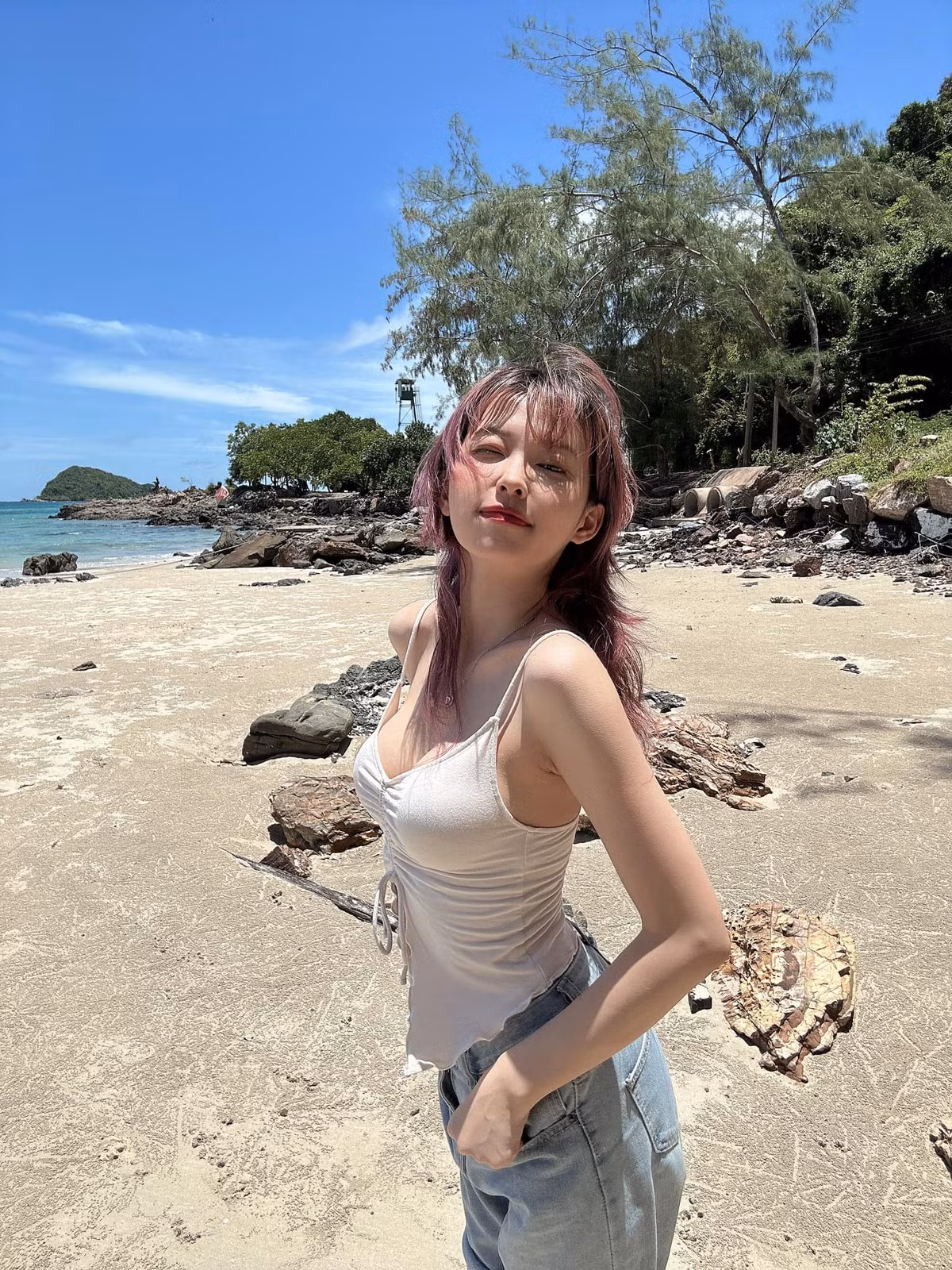 Kimmyyoy - một nữ game thủ xinh đẹp đến từ Thái Lan. Cô nàng này gây chú ý không chỉ bởi gương mặt xinh đẹp, body bốc lửa, cách livestream cuốn hút mà còn bởi luôn sở hữu những màu tóc cực kỳ sặc sỡ.