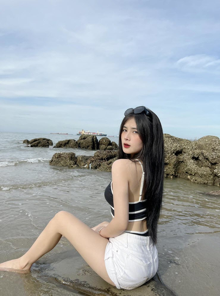 Bên bờ biển, hot girl Thanh Hóa tự tin khoe thân hình “đồng hồ cát” với vòng eo thon gọn, được điểm lên nhờ làn bụng phẳng lì.