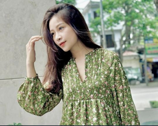 Bên cạnh đó, một bí quyết giúp làn da của Nhật Linh luôn khoẻ khoắn đó là hạn chế make đậm. Ở đời thường, cô theo phong cách nhẹ nhàng, trong trẻo.