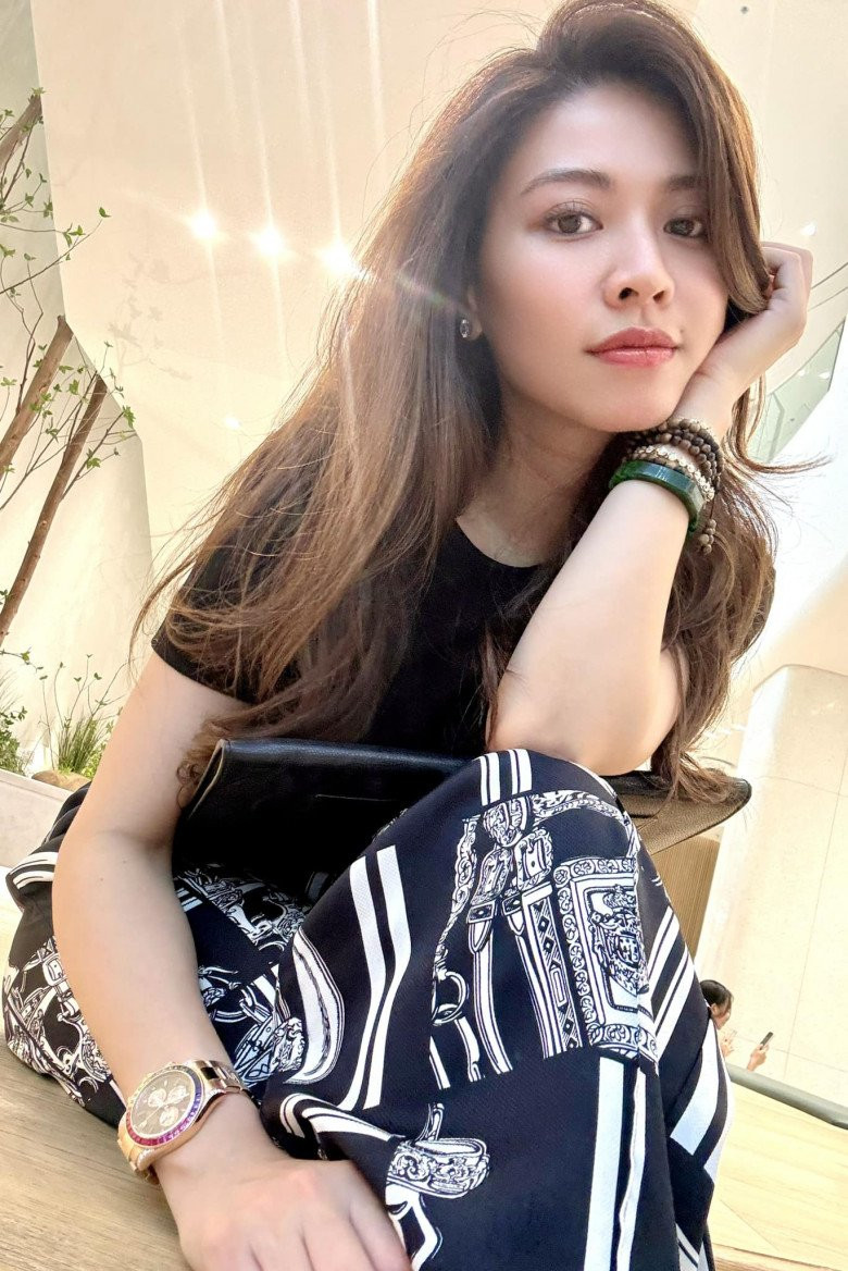 Thế nhưng cũng rất nhiều người đồng tình với Ngọc Trinh: “Bạn ý rất thông minh nên mới hiểu và nói ra được những điều này”, “Đúng chuẩn cư dân mạng Việt Nam bao giờ chịu hiểu sâu, chỉ đi bới móc câu chữ và dìm hàng người khác”...