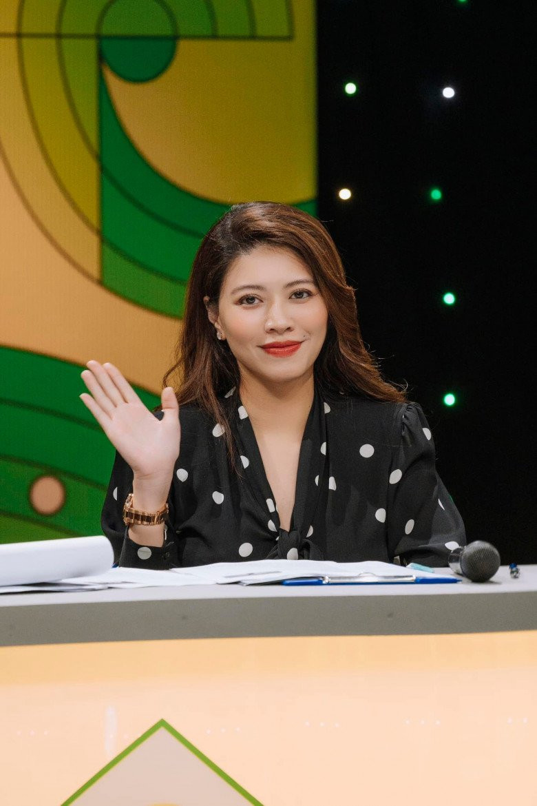 Thực ra về quản lý tài chính và chi tiêu, bạn cứ nhìn bác bán xôi đầu ngõ đã bán tới 50 năm, xây được 3 cái nhà. Đấy là bậc thầy quản lý chi tiêu. Một doanh nghiệp rất lớn, doanh thu rất cao nhưng bị nợ lãi và phạt thuế liên tục có khi không quản lý tài chính chắc bằng bác bán xôi đầu ngõ có 3 đứa con đi du học Mỹ". Nữ MC giàu nhất VTV nói thêm.