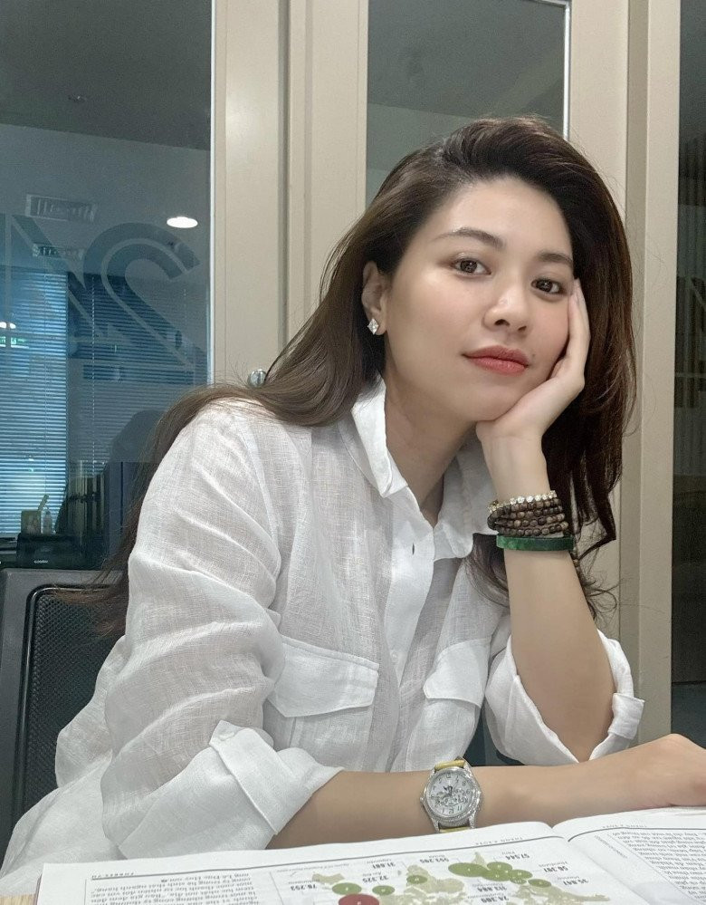 Đặc biệt, Ngọc Trinh nói rằng: "Tôi không phải là người đi học nhiều. Như đã nói, tôi học trong tất cả các hoạt động xảy ra xung quanh mình. Đến khi nào tôi thực sự cần phải chuyên nghiệp hóa, hoặc thấu hiểu một công việc nào đó, lúc ấy tôi mới đi học. Chiến lược của tôi là xây dựng kỹ năng trên mọi phương diện. Một bác bán nước mía mà tôi thấy kỹ năng sale tốt là quá xứng đáng để học hỏi...