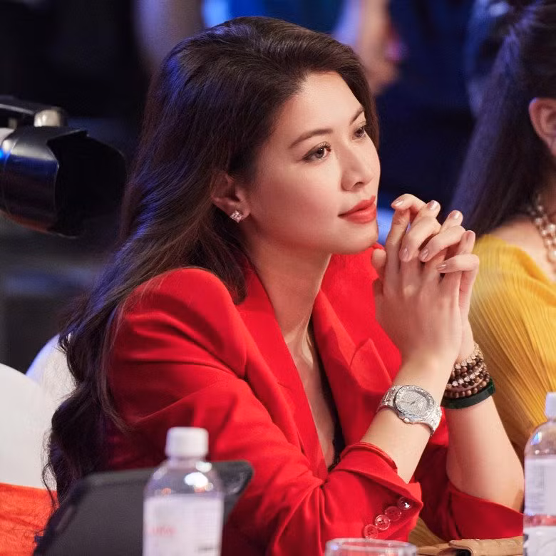 BTV Ngọc Trinh là nữ MC quen thuộc, nổi tiếng là quý cô "hàng hiệu", sành điệu bậc nhất VTV. Được nhiều người quan tâm nhưng người đẹp có đời tư rất kín tiếng.