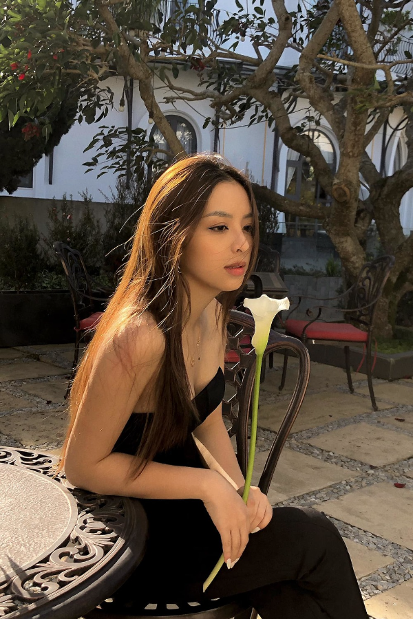 Ngay sau đó, danh tính cô gái được cho là bạn gái mới của thiếu gia Minh Hải đã được khán giả ráo riết truy tìm. Hóa ra, cô nàng này không phải là gương mặt xa lạ. Cô tên là Gia Hân Squirrel - người mẫu kiêm diễn viên xinh đẹp.