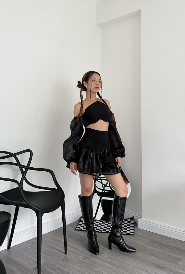 Bên cạnh công việc người mẫu, "bạn gái tin đồn" của thiếu gia Minh Hải còn thử sức ở lĩnh vực diễn xuất và kinh doanh. Trước đó, cô từng đảm nhận vai nữ chính trong MV ca nhạc “Anh không tốt đâu” của VP Bá Vương.