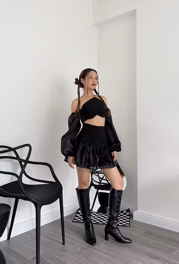 Bên cạnh công việc người mẫu, "bạn gái tin đồn" của thiếu gia Minh Hải còn thử sức ở lĩnh vực diễn xuất và kinh doanh. Trước đó, cô từng đảm nhận vai nữ chính trong MV ca nhạc “Anh không tốt đâu” của VP Bá Vương.