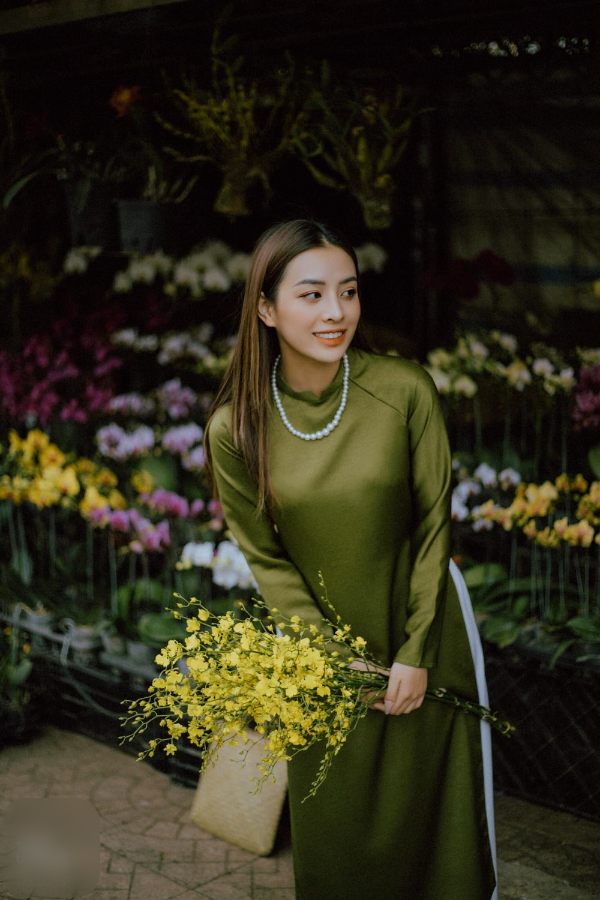 Trước đó, sau khi hình ảnh được cho là thiếu gia Minh Hải và Gia Hân thân thiết tại sân bay, trang cá nhân của nữ người mẫu đã bị nhiều người tràn vào để lại nhiều bình luận chỉ trích khiến cô phải khóa tài khoản.