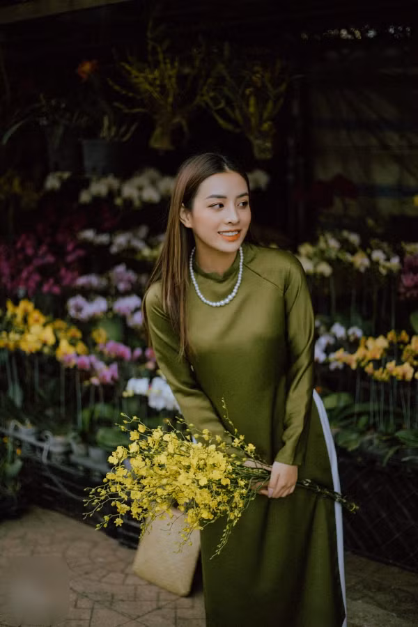 Trước đó, sau khi hình ảnh được cho là thiếu gia Minh Hải và Gia Hân thân thiết tại sân bay, trang cá nhân của nữ người mẫu đã bị nhiều người tràn vào để lại nhiều bình luận chỉ trích khiến cô phải khóa tài khoản.