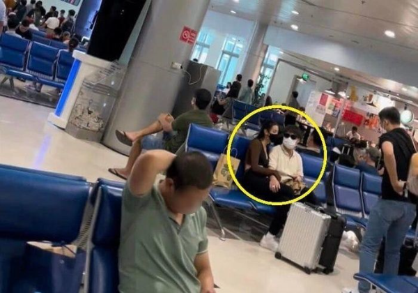 Tuy nhiên, cách đây chưa lâu bạn trai cũ của Hòa Minzy khiến dư luận xôn xao khi vướng nghi vấn có “tình mới”. Nguyên nhân bởi anh bị lộ ảnh xuất hiện thân thiết bên một cô gái trẻ tại sân bay Đà Lạt.