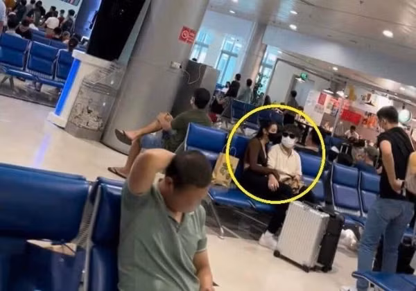 Tuy nhiên, cách đây chưa lâu bạn trai cũ của Hòa Minzy khiến dư luận xôn xao khi vướng nghi vấn có “tình mới”. Nguyên nhân bởi anh bị lộ ảnh xuất hiện thân thiết bên một cô gái trẻ tại sân bay Đà Lạt.