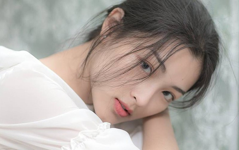 Thỉnh thoảng, Lan Thy cũng chia sẻ những dòng trạng thái chiêm nghiệm về cuộc sống: "Làm gì cũng phải cho mình đường lui"; "Không có quyết định sai lầm, chỉ là học được gì sau mỗi quyết định. Nhưng có những cái phải chịu đựng suốt thì cũng nên thay đổi",...