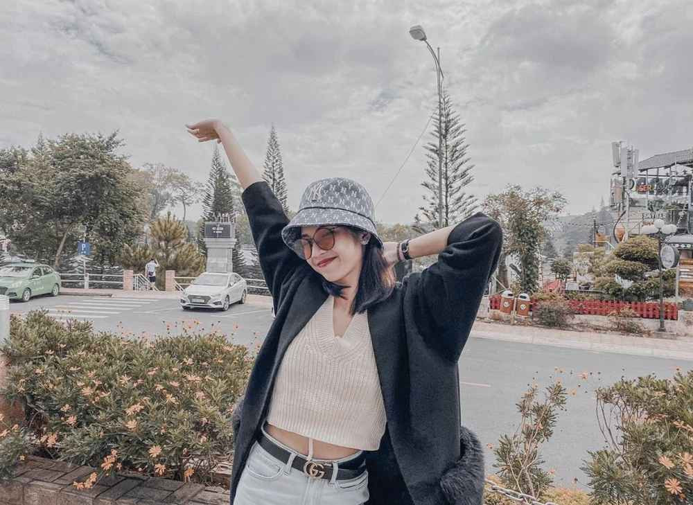 Lan Thy thường xuyên thay đổi kiểu, màu tóc, từ dịu dàng, nữ tính đến cá tính.