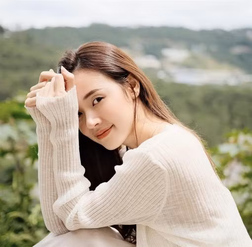 Những ngón chân xương xẩu, với nhiều đường gân chằng chịt từ phần cổ chân xuống vô cùng lo lắng cho sức khoẻ của Midu.