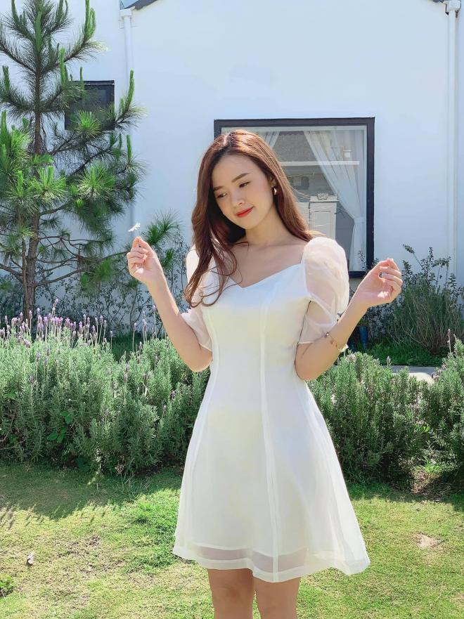 Với chiều cao 1m60, mức cân nặng chỉ 40kg khiến Midu vốn đã nhỏ bé lộ rõ thân hình gầy guộc, khẳng khiu.