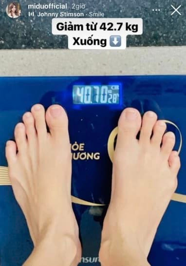  Cựu hot girl bất ngờ tiết lộ vòng eo hiện tại là 54cm, vượt qua vòng eo 56 nổi tiếng của Ngọc Trinh. "Xin chào, vòng eo 54", nữ diễn viên viết.