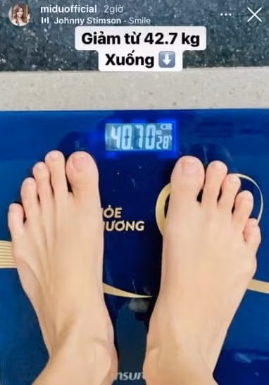  Cựu hot girl bất ngờ tiết lộ vòng eo hiện tại là 54cm, vượt qua vòng eo 56 nổi tiếng của Ngọc Trinh. "Xin chào, vòng eo 54", nữ diễn viên viết.