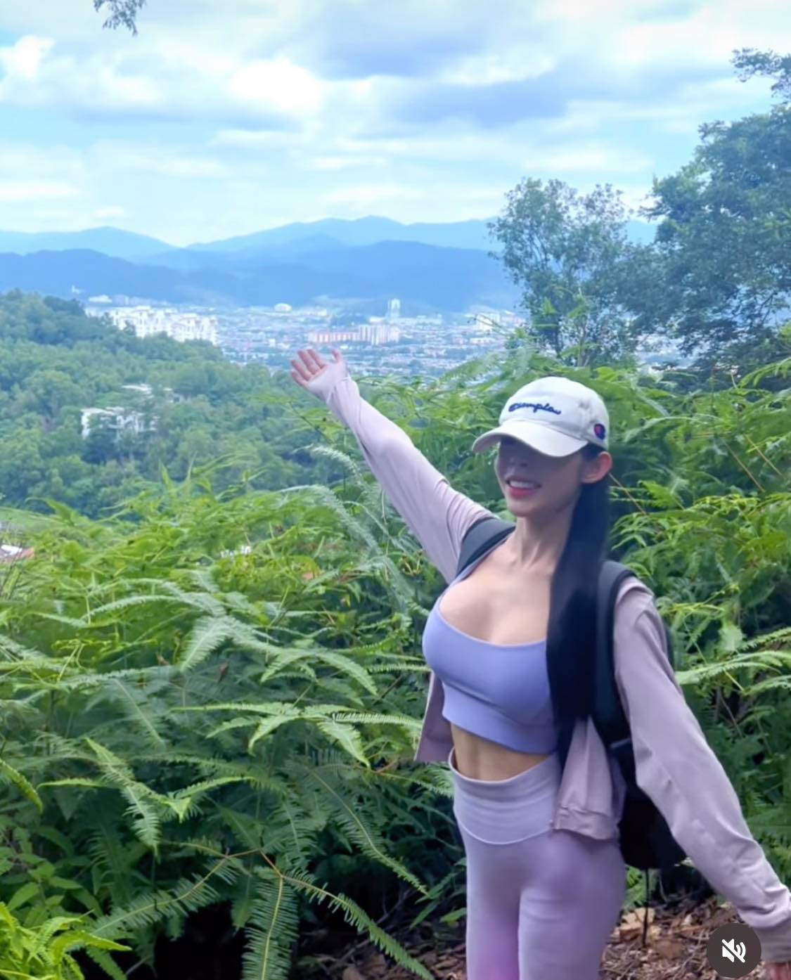 Đặc biệt, mới đây, hot girl phòng gym còn chia sẻ khoảnh khắc đo vòng eo và gây bất ngờ khi tiết lộ chỉ số vòng 2 hiện tại của cô đang là 54cm.