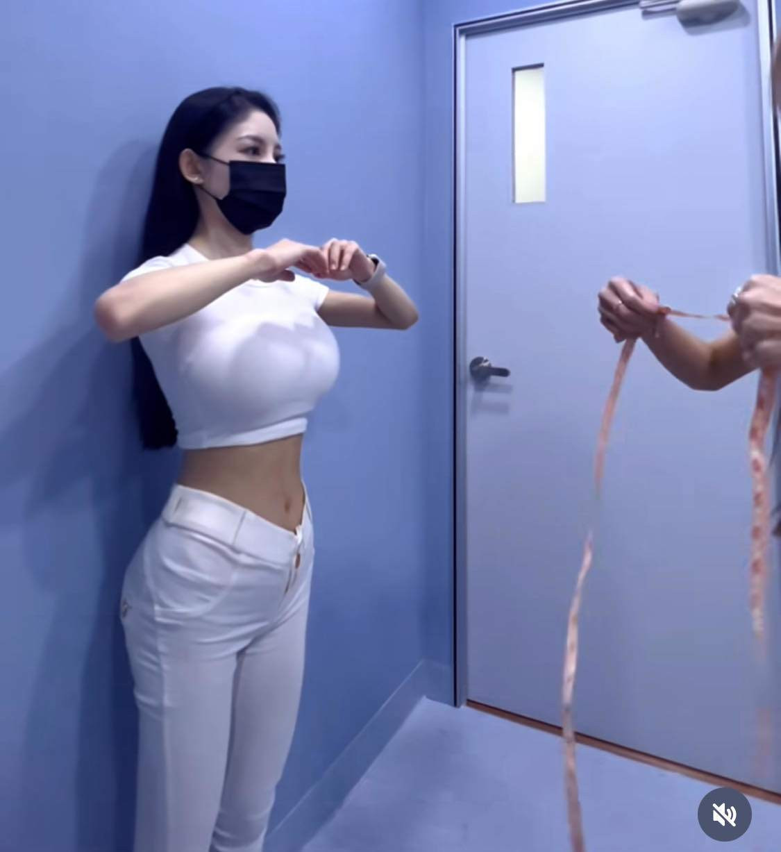 Mỗi tuần, Krysstal tập luyện đều đặn 3 buổi với 2 tiếng trong phòng gym cùng HLV cá nhân.