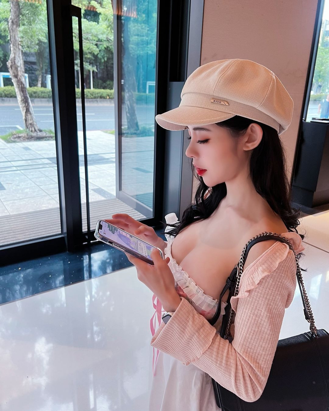 Về chế độ ăn uống, "hot girl phòng gym" Trung Quốc tập trung vào thực phẩm giàu protein, ít chất béo xấu như ức gà, hải sản, trứng, thịt bò không mỡ, giúp giảm mỡ, tăng cường cơ bắp và duy trì cảm giác no cho cơ thể.