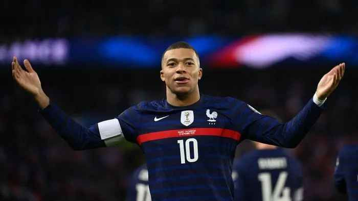 Bất chấp những rắc rối, Kylian Mbappe vẫn là ngôi sao lớn của PSG lẫn tuyển Pháp. Mbappe đang chơi tích cực hơn so với mùa trước. Anh có trung bình 11,6 pha chạm bóng trong vùng cấm và 19,9 lần rê bóng mỗi trận.