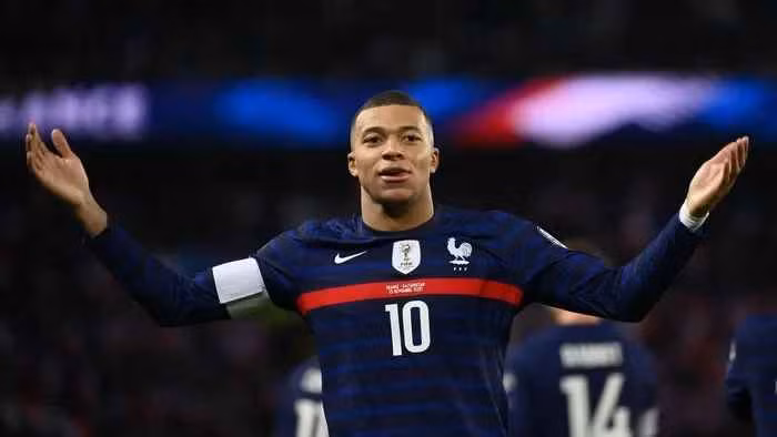 Bất chấp những rắc rối, Kylian Mbappe vẫn là ngôi sao lớn của PSG lẫn tuyển Pháp. Mbappe đang chơi tích cực hơn so với mùa trước. Anh có trung bình 11,6 pha chạm bóng trong vùng cấm và 19,9 lần rê bóng mỗi trận.