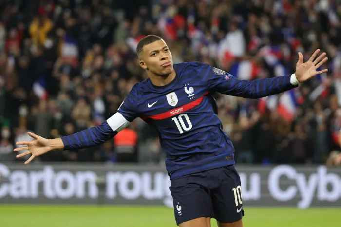 Kể từ khi ra mắt "Les Bleus" vào tháng 3/2017, Mbappe ghi 28 bàn, thành tích chỉ kém Antoine Griezmann. 4 năm trước, mũi nhọn 23 tuổi chơi xuất sắc và trở thành cầu thủ trẻ hay nhất giải. Anh chính là niềm hy vọng để tuyển Pháp bảo vệ thành công ngôi vương tại World Cup 2022.