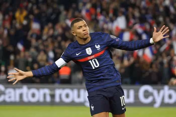 Kể từ khi ra mắt "Les Bleus" vào tháng 3/2017, Mbappe ghi 28 bàn, thành tích chỉ kém Antoine Griezmann. 4 năm trước, mũi nhọn 23 tuổi chơi xuất sắc và trở thành cầu thủ trẻ hay nhất giải. Anh chính là niềm hy vọng để tuyển Pháp bảo vệ thành công ngôi vương tại World Cup 2022.