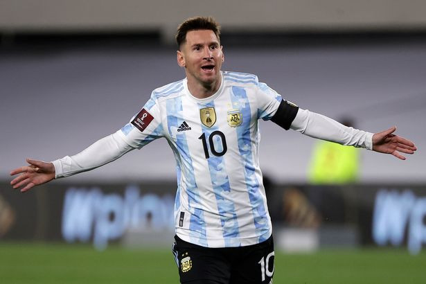 Tại Copa America 2021, Messi là chủ nhân của hai giải thưởng "Cầu thủ hay nhất" và "Vua phá lưới". 8 năm trước tại World Cup 2014, cựu sao Barcelona cũng được bầu chọn là cầu thủ hay nhất giải. The Analyst nhận định: "Messi sẵn sàng để đưa Argentina lên ngôi vô địch".
