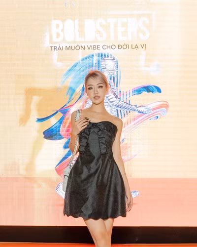 Cố Vấn Thảo Nhi Lê cũng đồng cảm với Quỳnh Anh, vì cũng có lúc cô yêu say đắm một người và sẵn sàng cho đi tình yêu, quên mất bản thân mình. Quỳnh Anh không dám nêu lên ý kiến bản thân, vì sợ nếu không đúng với những gì người yêu muốn thì sẽ bị phản ứng ngược lại.