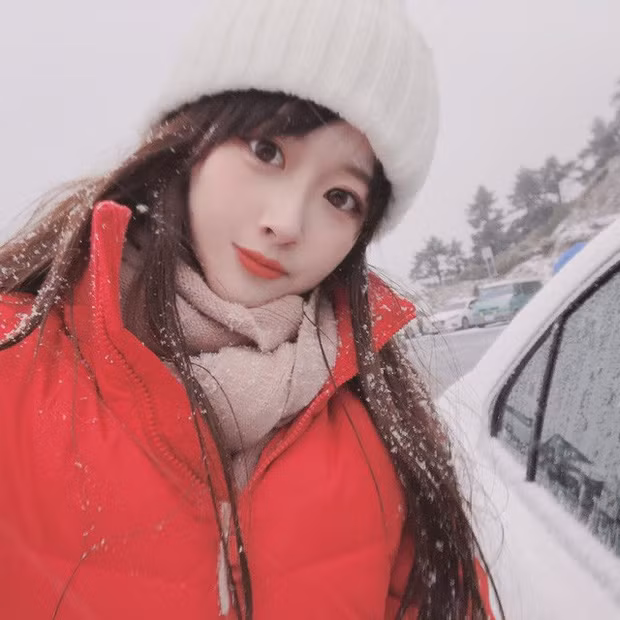 Cô nàng mặc đồ y tá trên có tên Weiwie. Tuy nhiên, theo tìm hiểu công việc thật của cô không phải là tại bệnh viện mà một streamer nổi tiếng trên mạng xã hội Trung Quốc.