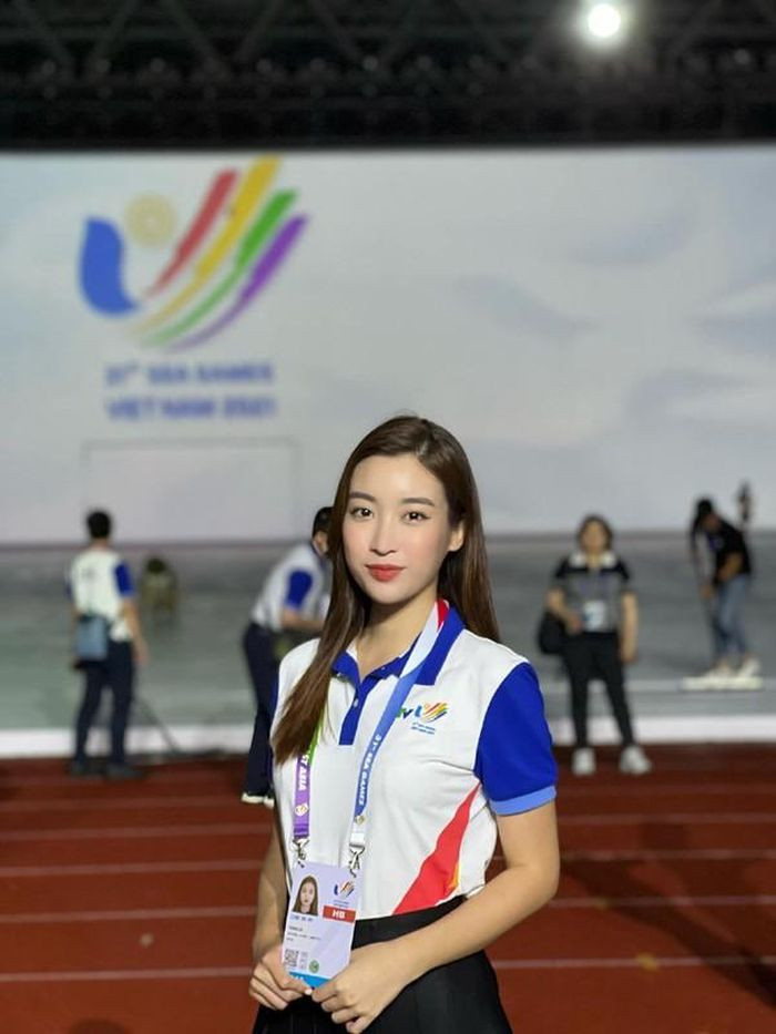 Được biết, sau khi đăng quang Hoa hậu, Đỗ Mỹ Linh theo đuổi sự nghiệp MC, BTV tại Đài Truyền hình Việt Nam. Cô từng gắn bó với các bản tin của VTV24 nhưng sau đó tạm ngừng vì không sắp xếp được thời gian.