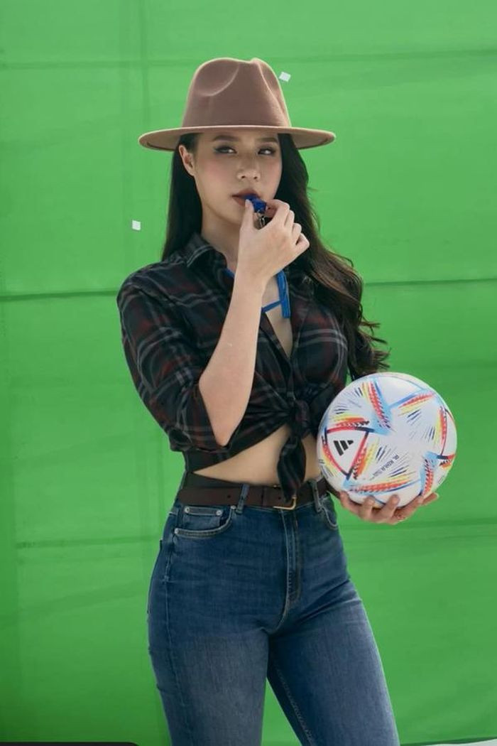 Thực tế, Nguyễn Hoàng Bảo Châu từng lọt top 10 Hoa hậu Việt Na 2018 và giành giải phụ "Người đẹp Biển". Cô gái sinh năm 2000 gây chú ý bởi vẻ ngoài khỏe mạnh năng động.