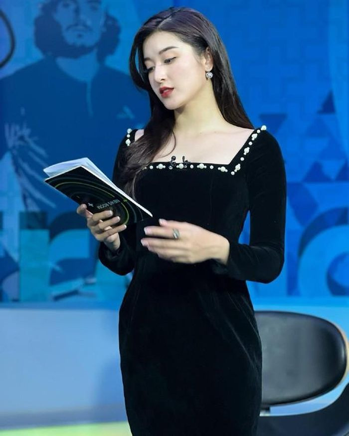 Huyền My thử việc ở VTV24 với nhiều khó khăn dù có danh hiệu Á hậu của một cuộc thi nhan sắc lớn nhất nước. "Khi mình không nổi tiếng sẽ khó khăn hơn để quảng cáo cho chương trình. Nhưng quan trọng hơn tất cả, nếu không có tài năng thì không ai tuyển dụng mình. Nên chúng tôi phải nỗ lực cố gắng, không phải vì mang danh Hoa hậu, Á hậu mà dễ dàng làm việc. Khi không có năng lực thì dù có là ai cũng sẽ bị đuổi việc", Á hậu xinh đẹp cho biết,