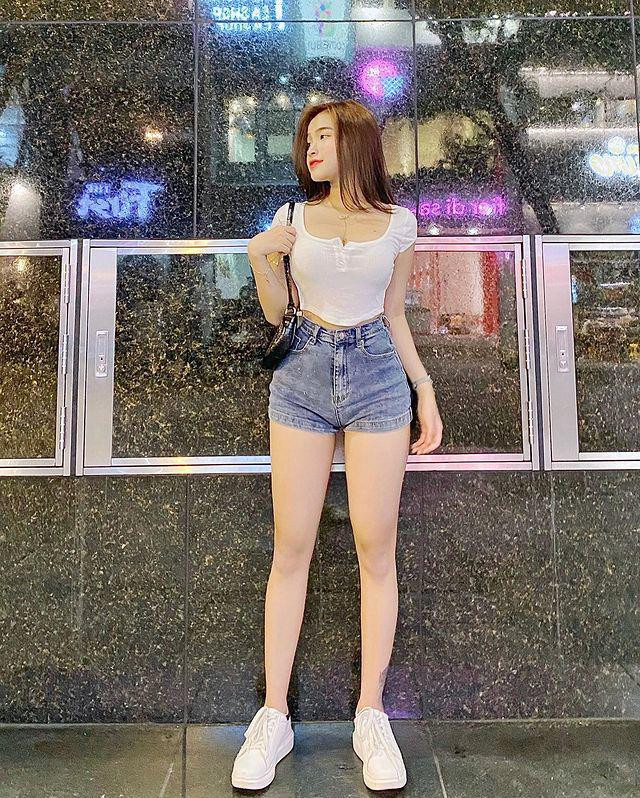 Hiện tại, Bảo Trân thiên về phong cách gợi cảm và có phần cá tính. Điều này thể hiện rõ nhất trong loạt outfit đi biển và những hình ảnh mà cô đăng tải mới đây.