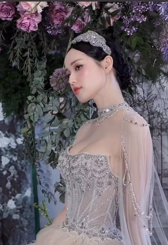 Có thể thấy, qua bao năm, nàng cựu hot girl vẫn giữ được phong độ nhan sắc khó ai sánh bằng.