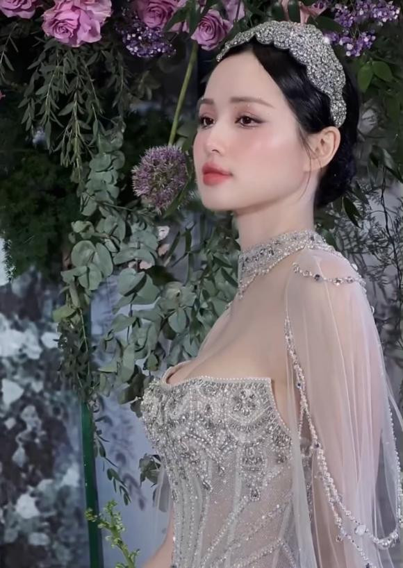 Đặc biệt, nhiều người còn phải nhận xét rằng từng đường nét của Tâm Tít vẫn luôn sắc sảo khó ai sánh bằng.