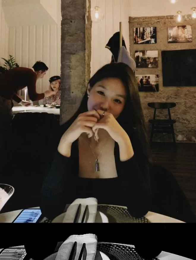 Huệ Anh sinh năm 2008, vừa mới đón sinh nhật tuổi 15 vào đầu tháng 3 vừa qua. Cô là con gái của "hoa khôi bóng chuyền" nổi tiếng một thời - Kim Huệ.